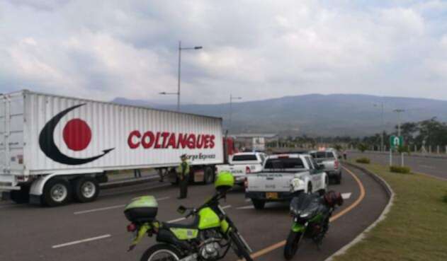 Vehículos transportando las ayudas humanitarias a territorio venezolano