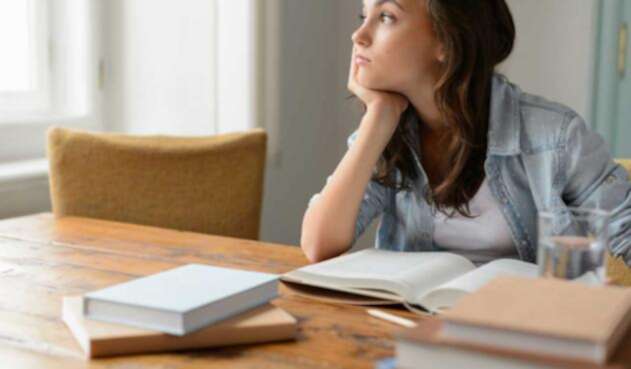 Estudiante meditando