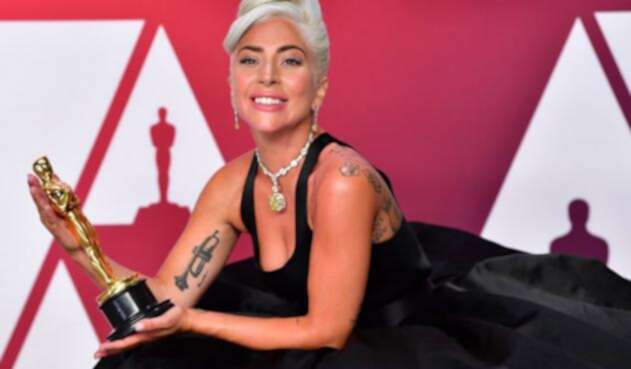 La cantante brilló en diferentes momentos durante la velada de premiación de los Óscar.