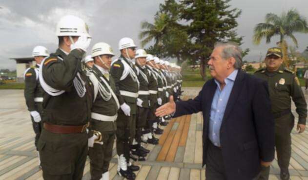 Guillermo Botero, ministro de Defensa, con la Fuerza Pública en Popayán