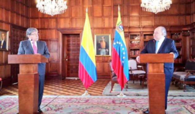 El canciller Holmes Trujillo junto al embajador Humberto Calderón El canciller Holmes Trujillo junto al embajador Humberto Calderón