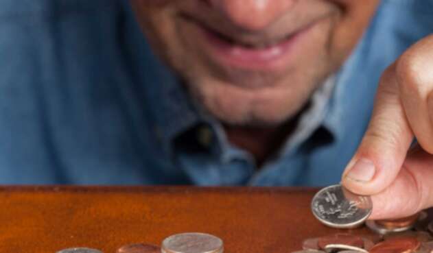 Hombre de edad ahorra dinero