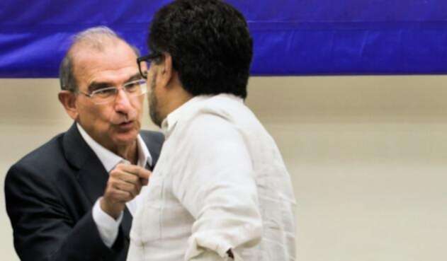 Humberto de la Calle dialogando con Iván Márquez (Farc) el 12 de agosto de 2016 en La Habana (Cuba)