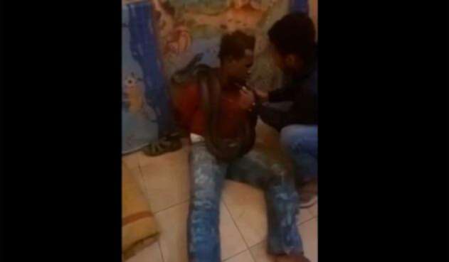 Policía usa una serpiente para interrrogar a un hombre