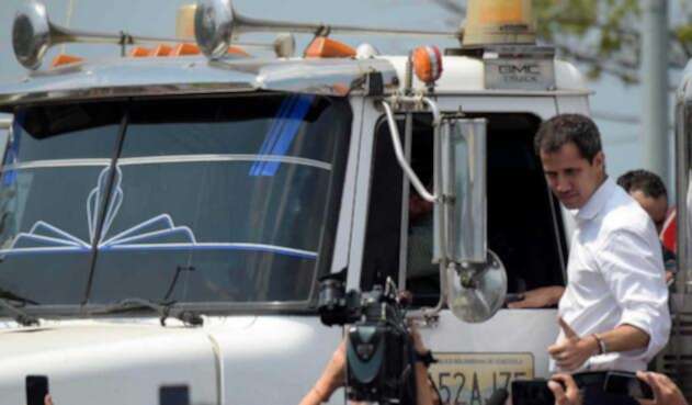 Juan Guaidó, ingresando ayudas humanitarias