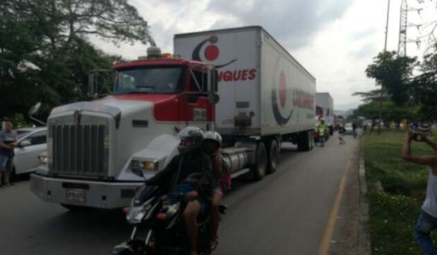 Vehículos transportando las ayudas humanitarias a territorio venezolano Vehículos transportando las ayudas humanitarias a territorio venezolano