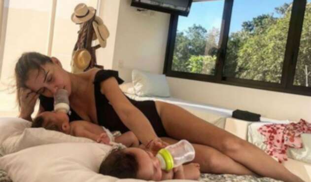 María Clara Rodríguez alimentando sus mellizos al tiempo.
