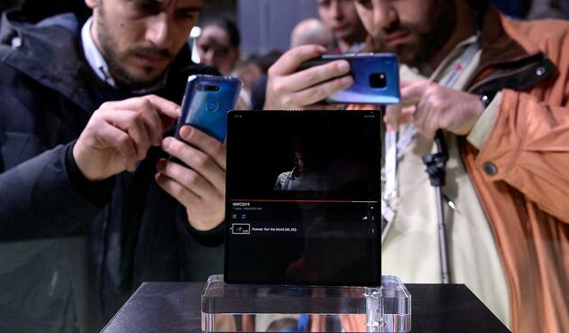Huawei también presenta un teléfono con pantalla plegable, el Mate X.