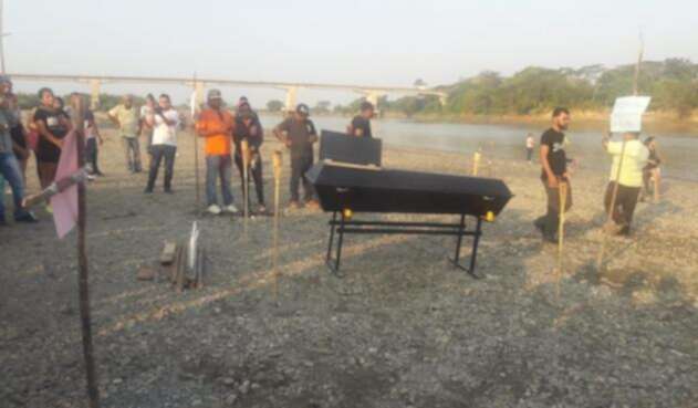 Con un ataud, pobladores de Caucasia "enterraron" el río Cauca.