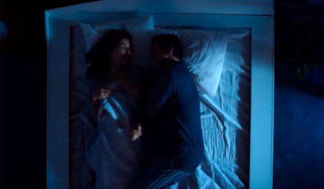 Pareja compartiendo cama