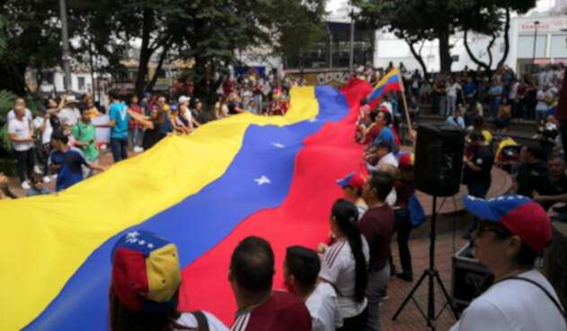 Plantón venezolano en el Parque de El Poblado en Medellín.