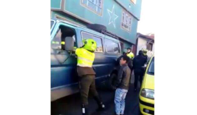 Policías son agredidas en procedimiento contra transporte ilegal.