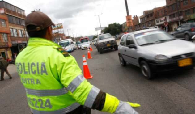 Un policía de tránsito ejerciendo su labor en Bogotá
