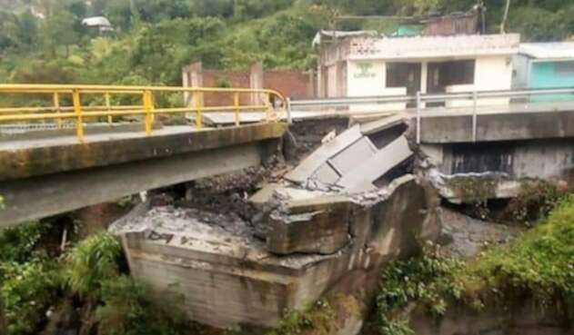 El Colapso del puente deja incomunicados a los municipios del norte de Nariño.