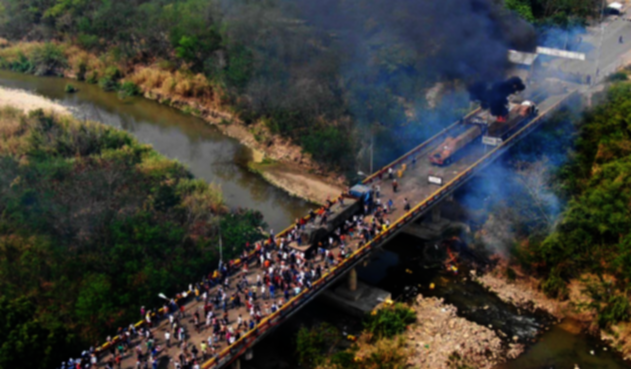 Camiones con ayuda en la zona de frontera con Venezuela