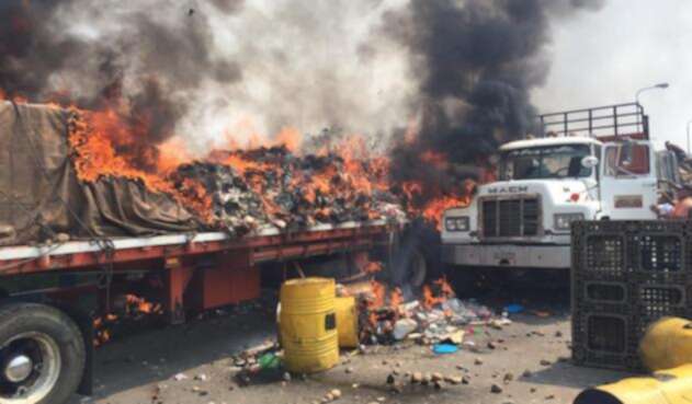 Dos camiones con ayuda humanitaria fueron quemados