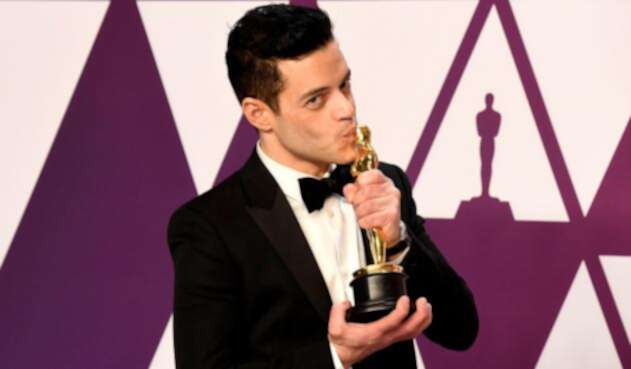 Rami Malek con su galardón de los Premios Óscar