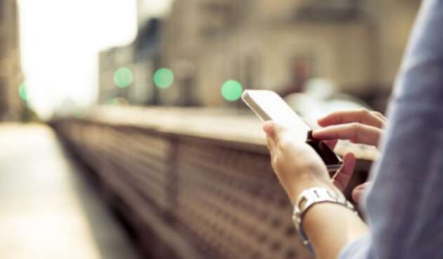Una persona revisa las redes sociales en su celular