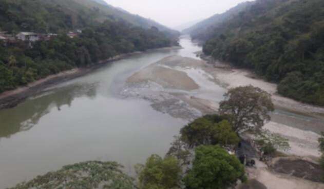 El río Cauca tras el cierre de la compuerta número uno de Hidroituango