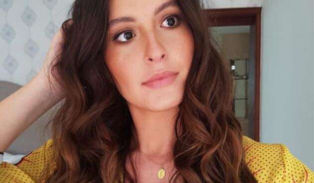 La ex Señorita Colombia compartió una fotografía de su pequeña bebé en su pecho, junto a su esposo.