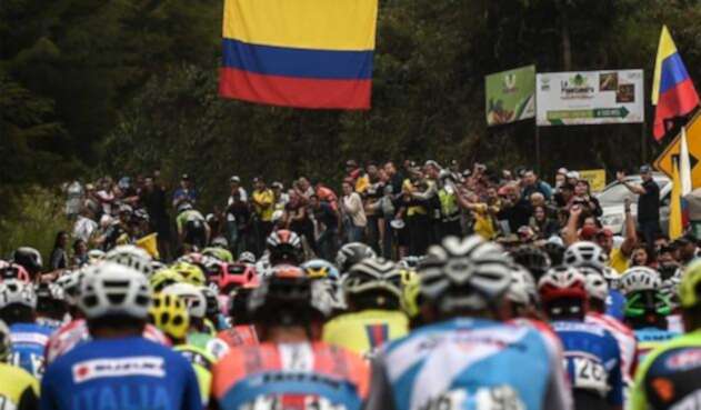 Los corredores durante la segunda etapa del Tour Colombia