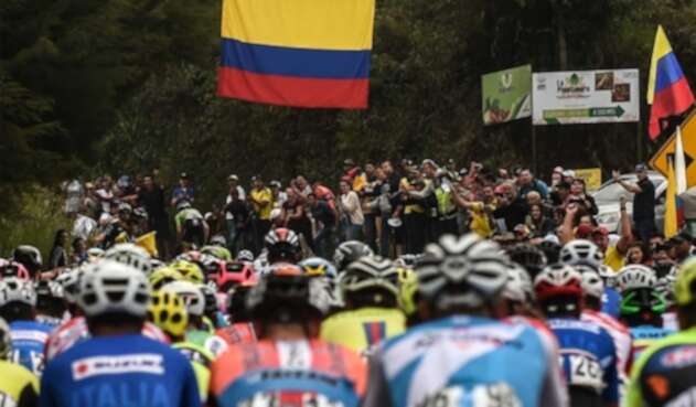 Los corredores durante la segunda etapa del Tour Colombia
