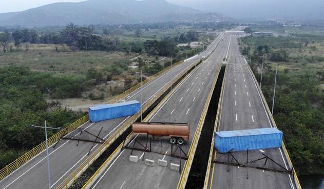 En el puente de Tienditas por el lado venezolano fueron atravesados dos contenedores y un carro cisterna para bloquear los tres carriles.