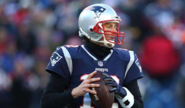 Tom Brady jugando un partido con los Patriotas de Nueva Inglaterra