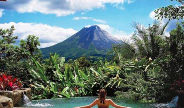 Una mujer disfrutando de sus vacaciones