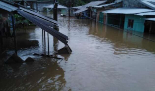 Cinco poblaciones están inundadas en Chocó, tras el desbordamiento del río San Juan.