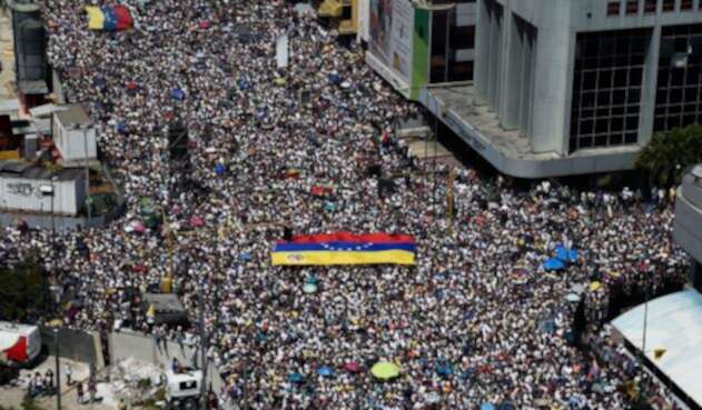 La oposición venezolana marchando en Caracas (Venezuela), el 2 de febrero de 2019