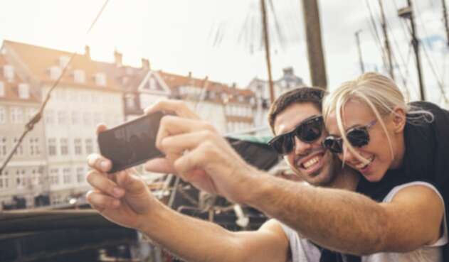 Viajeros disfrutando mientras se toman una fotografía