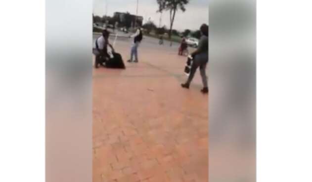 En video quedó registrado un canalla mientras agrede a una mujer.
