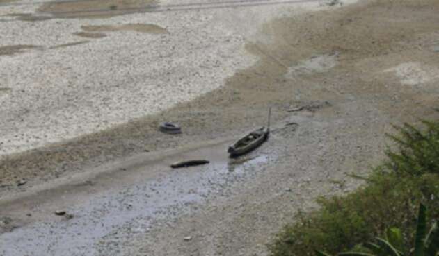La zozobra persigue a los habitantes de Puerto Valdivia que nacieron y crecieron al lado del río. Cause del río Cauca tras el cierre de la segunda compuerta de Hidroituango