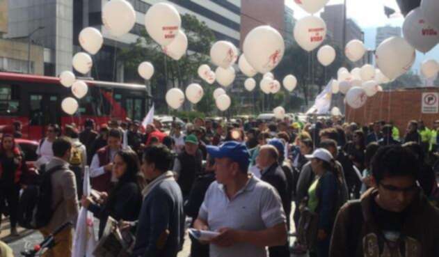 Marcha de maestros en Bogotá reclamando salud
