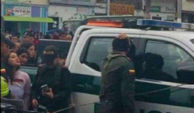 Tres hombres los abordaron y les dispararon en varias ocasiones.