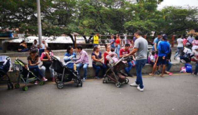 Habitantes de Cúcuta se reúnen en la zona donde será Concierto Venezuela Aid Live Habitantes de Cúcuta se reúnen en la zona donde será Concierto Venezuela Aid Live