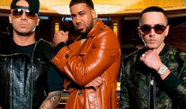 Wisin, Romeo Santos y Yandel en la imagen promocional de "Aullando"