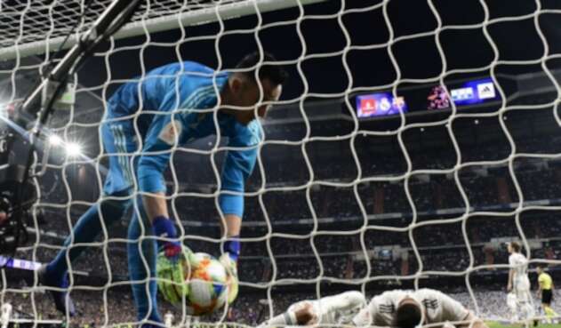 Jugadores del Real Madrid se lamentan por un gol del Barcelona