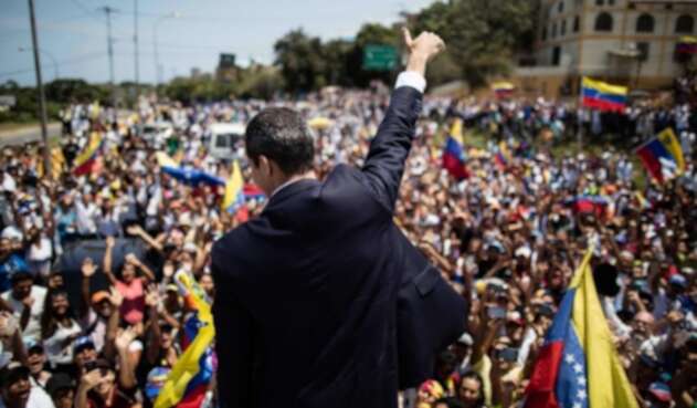 Juan Guaidó (de espaldas) saluda a la multitud que lo recibió en Caracas