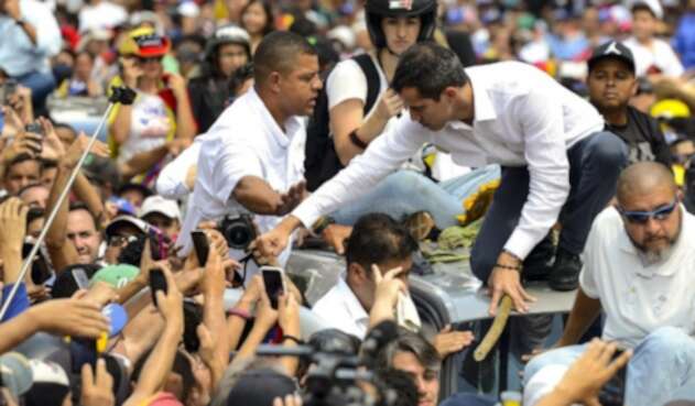 Juan Guaidó saluda a una multitud Juan Guaidó saluda a una multitud