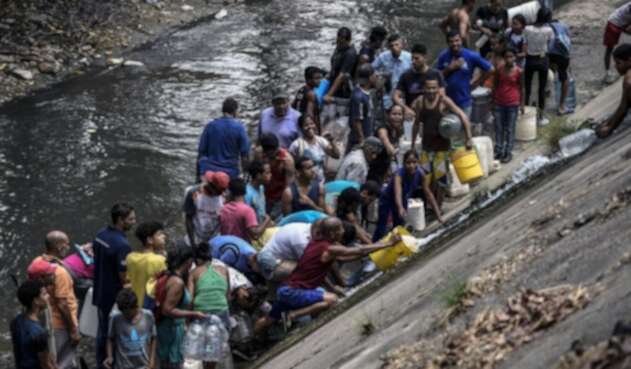 Caraqueños toman agua del contaminado río Guaire, ante escasez
