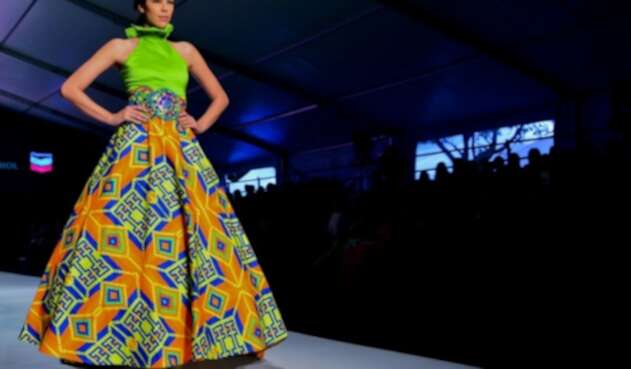 Modelo desfila una de las creaciones expuestas en el Bogotá Fashion Week