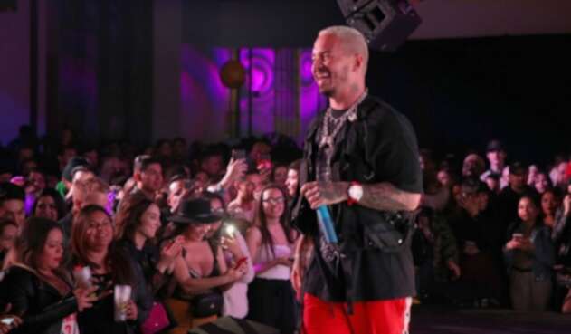 J Balvin durante un concierto