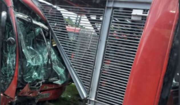 Accidente de buses de Transmilenio en la estación Pepe Sierra. Accidente de buses de Transmilenio en la estación Pepe Sierra.