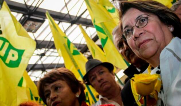 Aída Avella (de gafas), presidente de la UP, en la Registraduría Nacional del Estado Civil