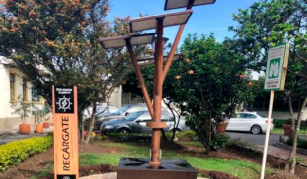 El árbol solar que recarga celulares en el Hospital Infantil de Bogotá