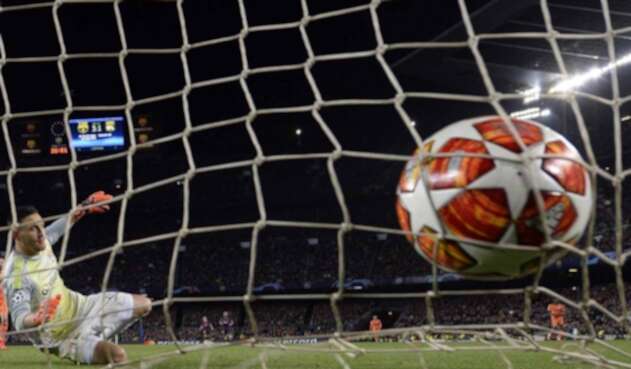 La medida también incluye la vuelta de octavos de la Europa League. Balón UEFA Champions League, 2018-2019