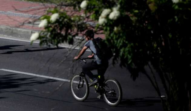 Ciclista transitando en Bogotá