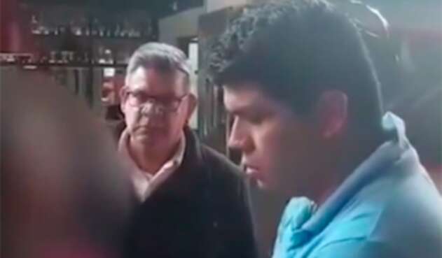 Momento en que son capturados Yamit Prieto A. y Luis Orlando Villamizar tras recibir pago de 460 mil dólares para presuntamente incidir en trámite de extradición de Seuxis Hernández